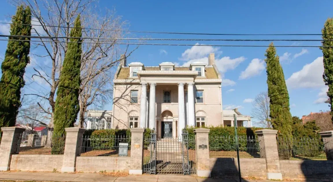 The Unsinkable Houseguest: Molly Browns Stay at                       
517 Washington Street